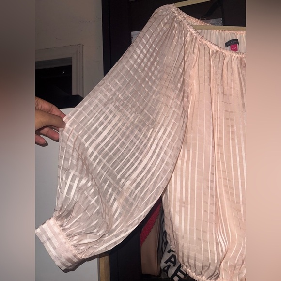 VINCE CAMUTO Satin Stripe Off The Shoulder Top - Picture 7 of 9